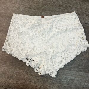White lace high-waisted shorts #festivalvibes